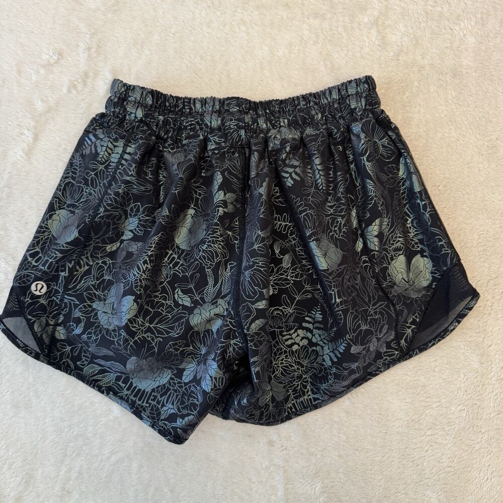LULULEMON womens 2 black green metallic 4" inseam lined Hotty Hot shorts
